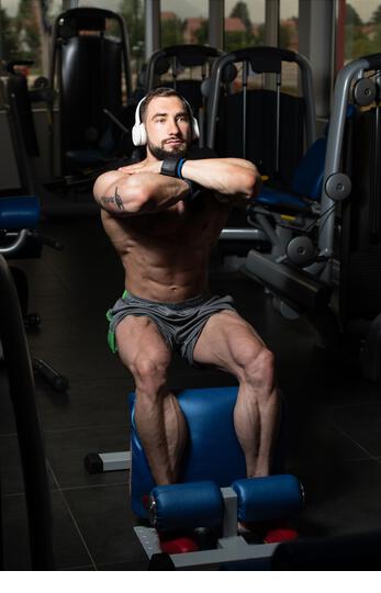 Man performing sissy squat on machine