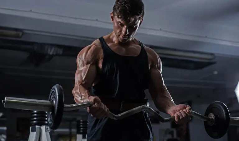 Man doing bicep curls with an ezi curl bar