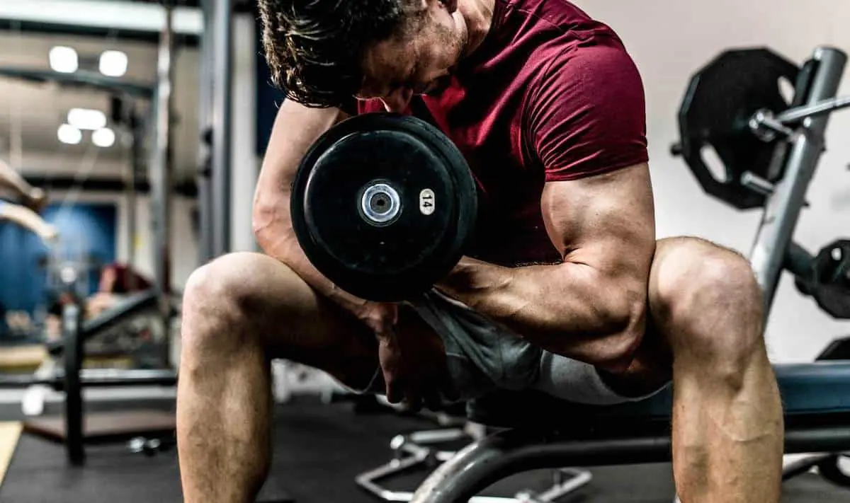 Man doing concentration curls