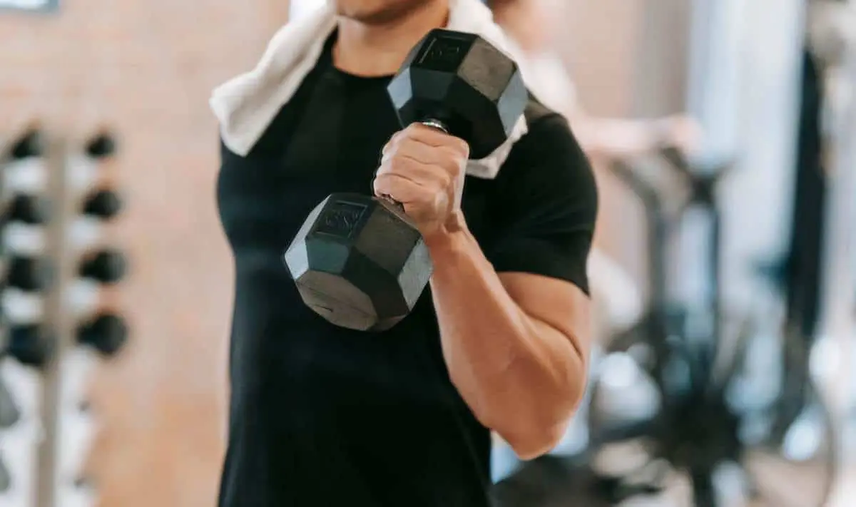 Man doing hammer curls